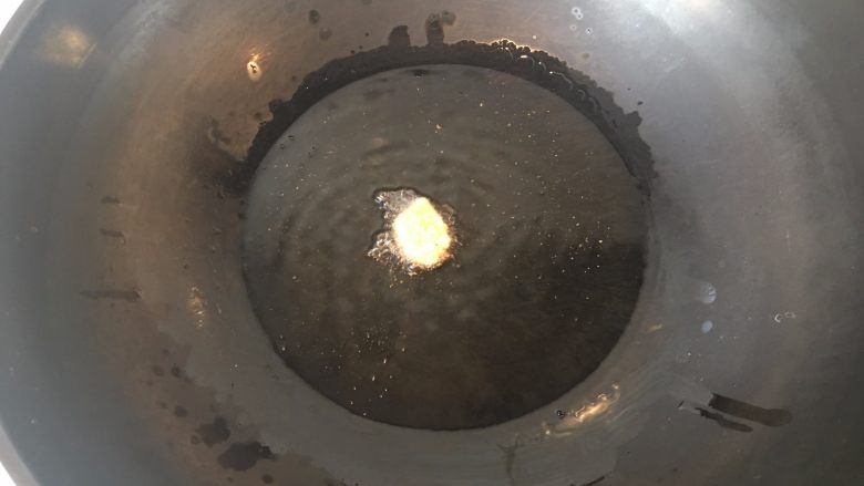 媲美KFC 的鸡米花,锅内倒比炒菜稍微多些的油,烧到六成热,鸡肉放下去,四周有泡泡的这个温度就可以了