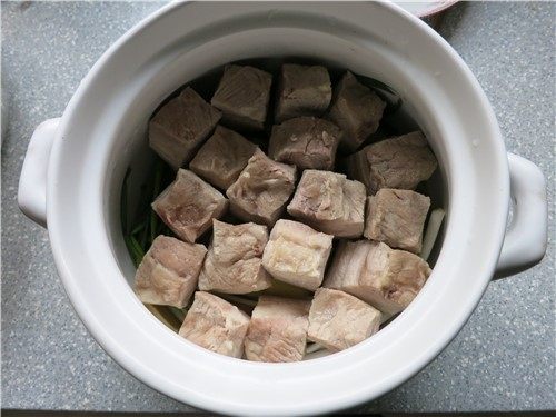 软糯香酥东坡肉,肉皮要朝下放摆好,尽量摆的密实些塞满最好