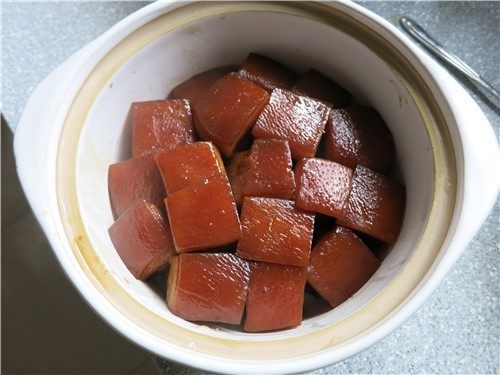 软糯香酥东坡肉,取出皮朝上排入容器内(不加汤)最好把肉块一个紧挨着一个摆好