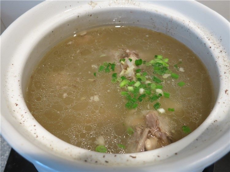 大补气血牛尾汤,从电煲里捞出适量的牛尾、骨髓(骨髓基本化了都)放入葱花