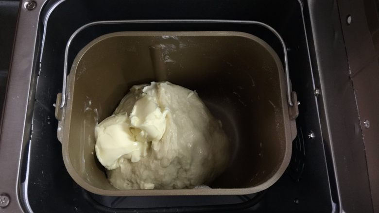 一次发酵椰香绵绵吐司,程序结束后,加入软化后的黄油