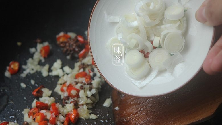 麻辣藕片,倒入大葱翻炒;