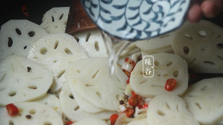 麻辣藕片,倒入莲藕翻炒,淋入白醋;