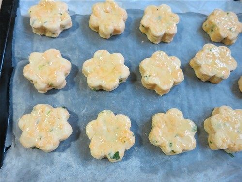 超快速面包--切达芝士香葱司康,烤盘铺油纸,放上切好的面团表面刷蛋液