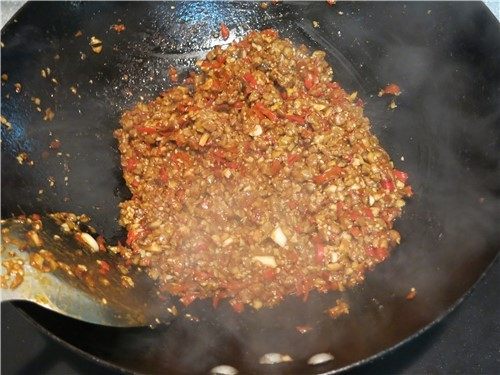 桌上有了它就嫌饭做少了-香菇牛肉拌饭酱,放入熟白芝麻翻拌均匀