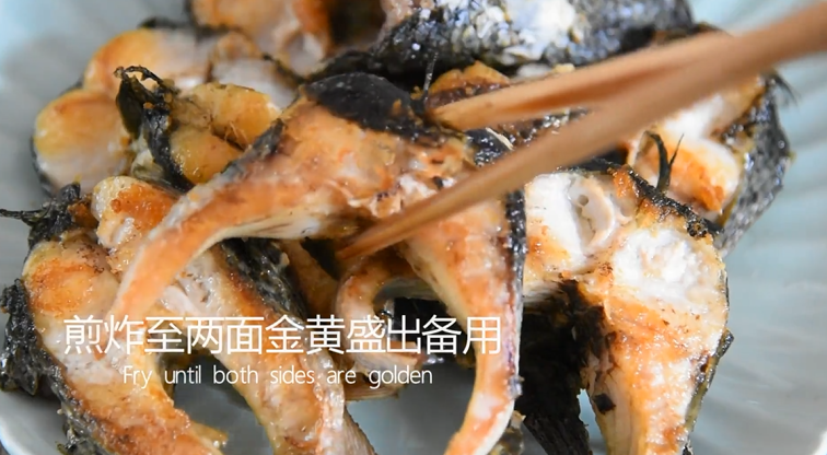 饭店绝对吃不到,这样做鱼肉超级美味下饭!,煎炸至两面金黄盛出备用