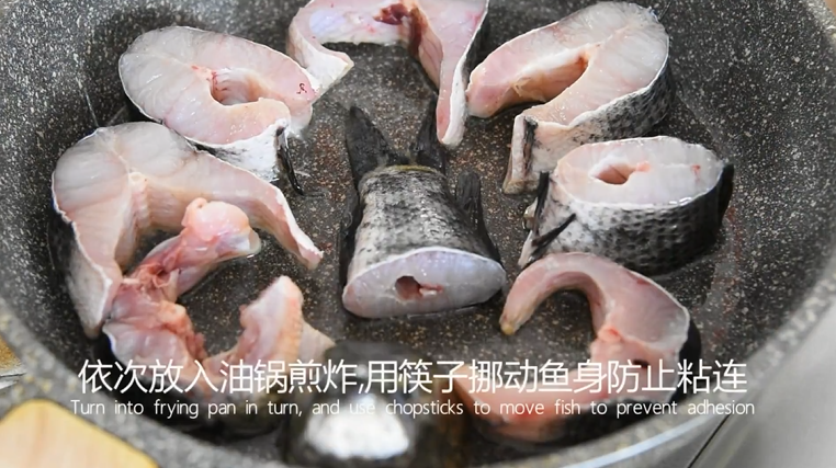 饭店绝对吃不到,这样做鱼肉超级美味下饭!,依次放入油锅煎炸,用筷子挪动鱼身防止粘连