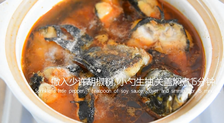 饭店绝对吃不到,这样做鱼肉超级美味下饭!,撒入少许胡椒粉,1小勺老抽,关盖焖煮15分钟