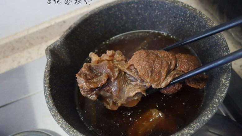 牛肉面这样做好吃又方便, 捞出牛腱子,过滤掉杂质剩下炖的汤备用