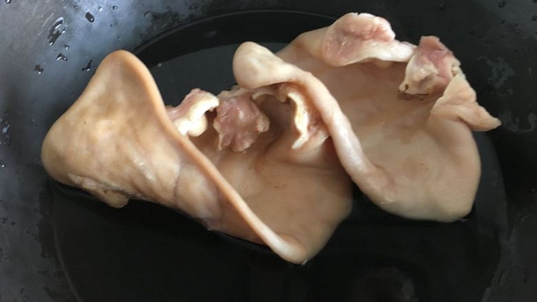 红油猪耳,猪耳去掉杂质焯水