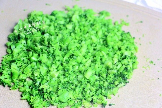 蔬菜杂粮粥,焯好后,用冷水冲到没温度,切碎。