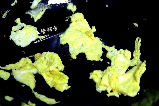 番茄豆腐羹,趁还没完全凝固,就迅速用铲子搅碎。
