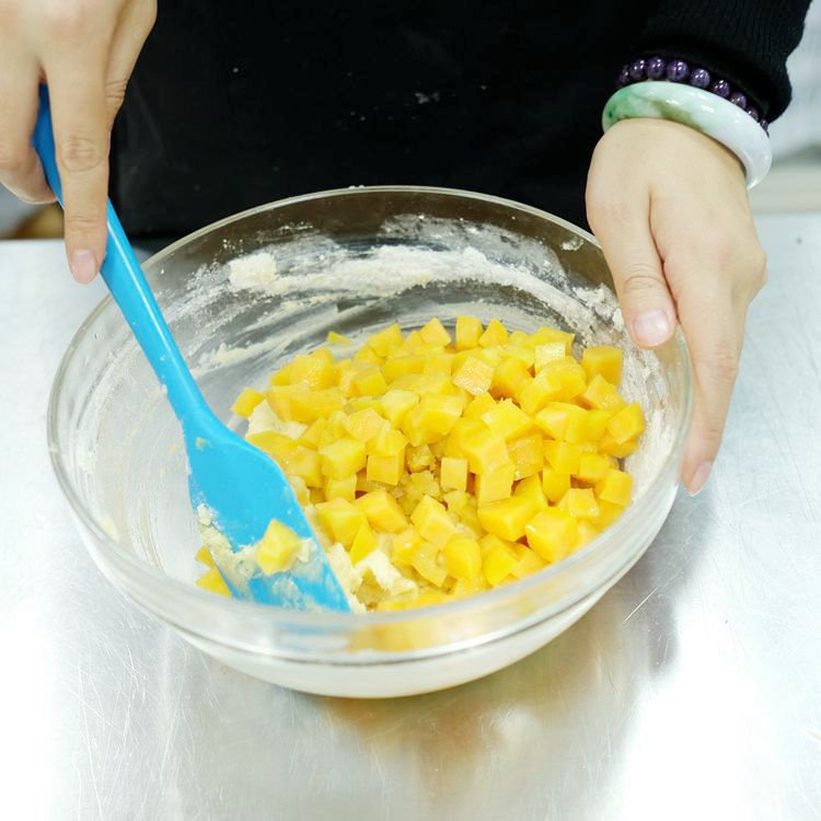 黄金甘栗磅蛋糕,打好的面糊中倒入栗子碎和水煮地瓜丁(400克)