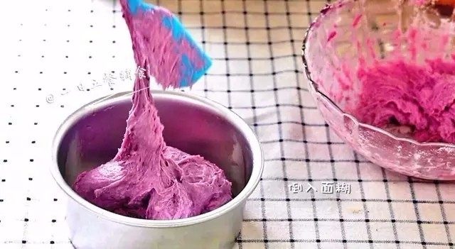 紫薯发糕,倒入面糊,用勺子摊平。