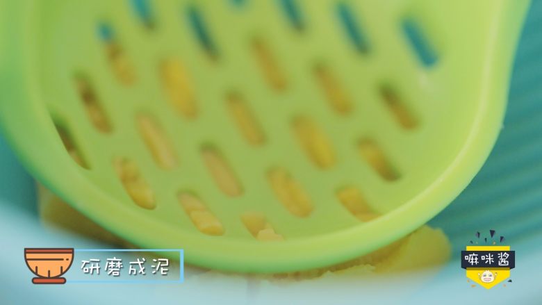 宝宝不爱吃辅食的时候,我们偶尔也得给宝宝,熟鸡蛋去掉蛋白,取出<a style='color:red;display:inline-block;' href='/shicai/ 15'>蛋黄</a>,研磨成泥。