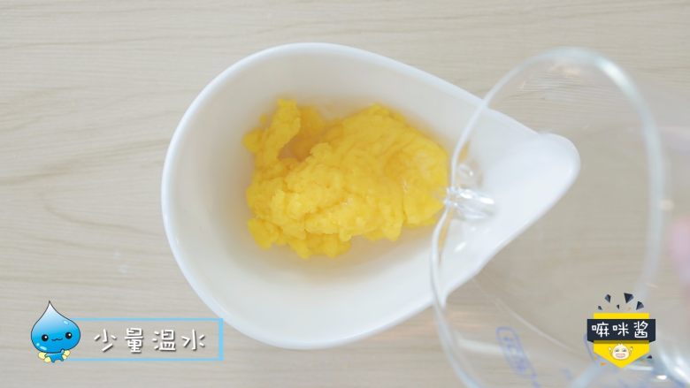宝宝不爱吃辅食的时候,我们偶尔也得给宝宝,倒入少许温开水。