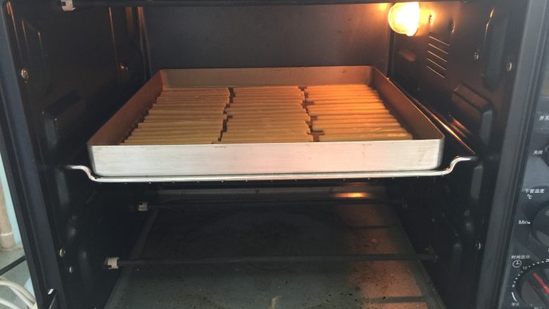 巧克力双层百力滋,烤箱190度预热,放入中层烤12分钟