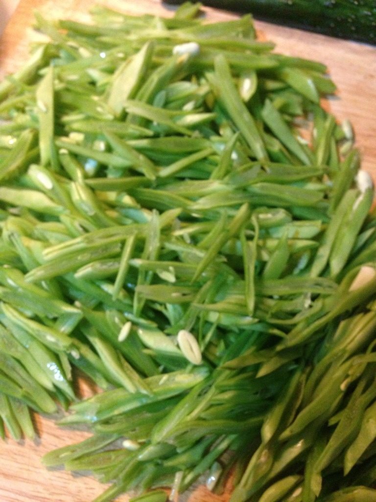 豆角焖面,宽豆角切丝