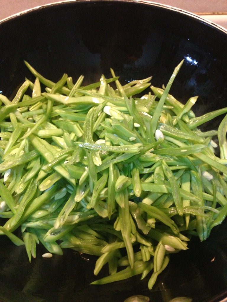 豆角焖面,放入豆角翻炒