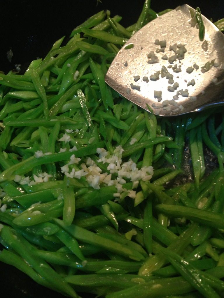 豆角焖面,炒至豆角变色加入盐、<a style='color:red;display:inline-block;' href='/shicai/ 692'>酱油</a>和蒜末，炒至八分熟