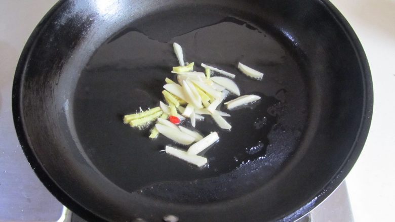 青椒榨菜炒鳝丝,热锅凉油, 用姜蒜丝炝锅;