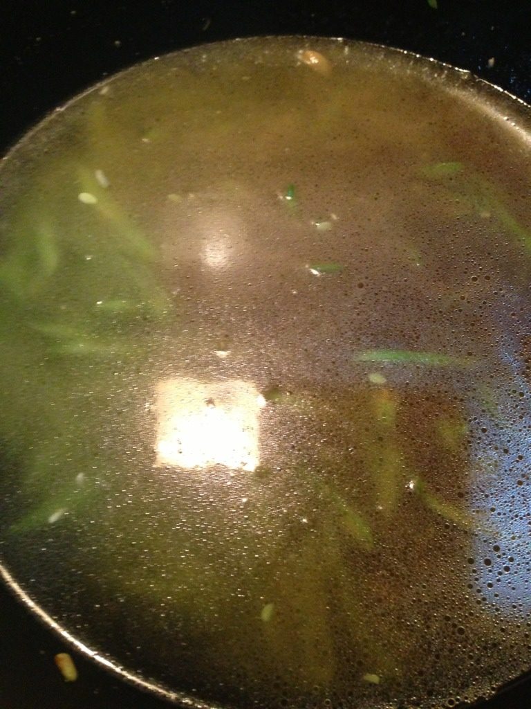 豆角焖面,加水。水以没过菜和面为宜。所以要根据面量预估。要吃软些的就多放些水，干些的面水就不能太多。