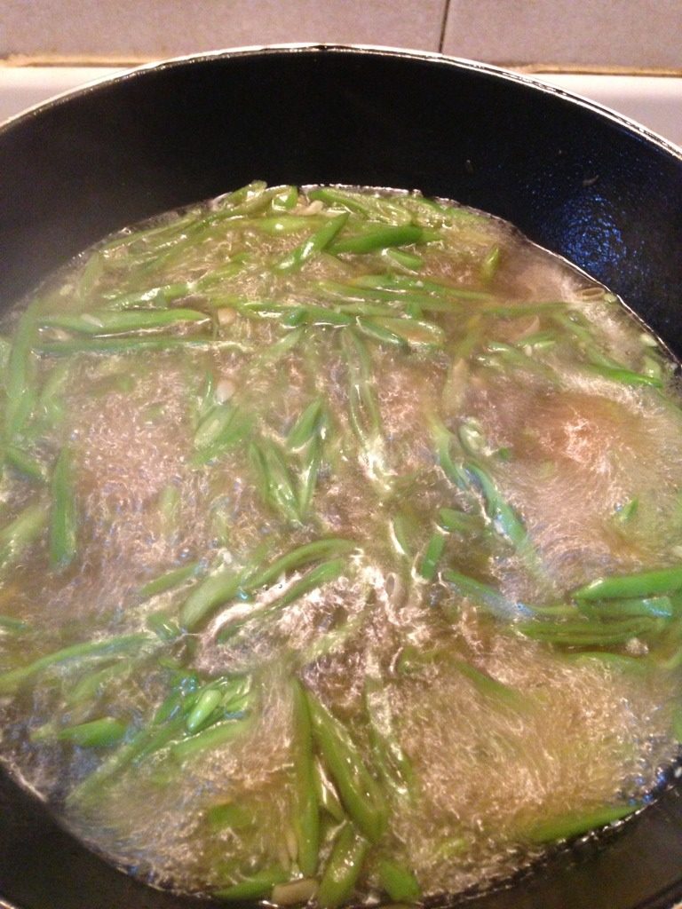 豆角焖面,煮至水开，下面