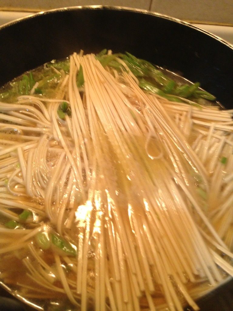 豆角焖面,尽量把面交错放置，避免成节焖不熟