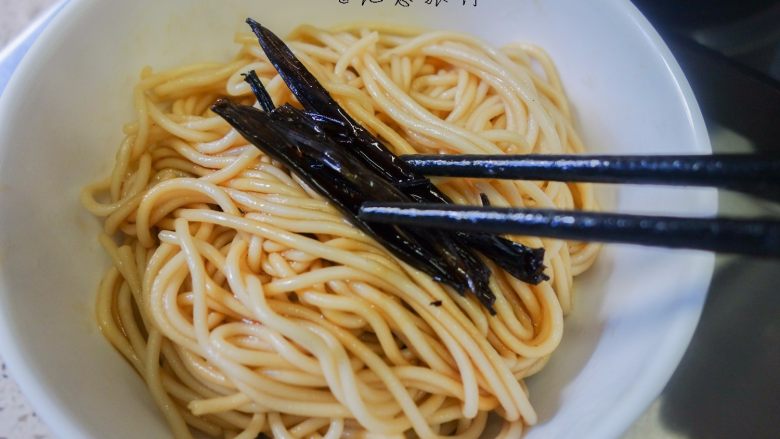 夏天大爱的葱油拌面,倒上适量的葱油料汁拌匀,放上葱段装饰