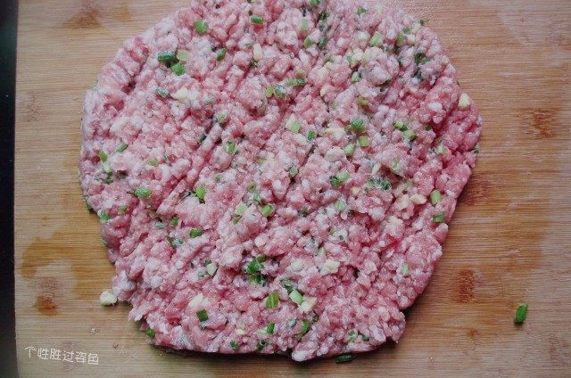肉丸冬瓜汤—夏日清爽靓汤,最好用3肥7瘦的猪肉,用刀使劲剁,最好把葱姜和猪肉剁在一起