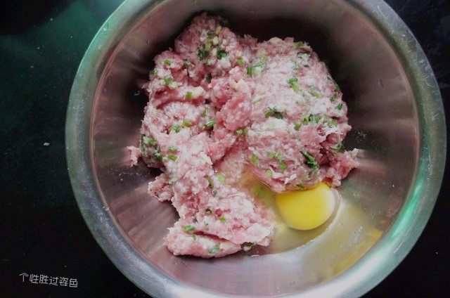 肉丸冬瓜汤—夏日清爽靓汤,把剁好的肉馅放入盆里,加入一个鸡蛋,准备开始调味