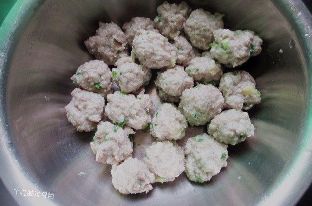 肉丸冬瓜汤—夏日清爽靓汤,肉丸煮至定型就行,后面还需要熬汤,所以肉丸不用煮熟