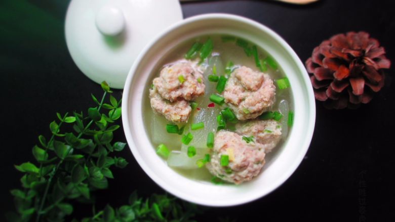 肉丸冬瓜汤—夏日清爽靓汤,起锅的时候,调入少许胡椒粉和盐。撒入预留的葱末,一款清爽的靓汤就大功告成了。