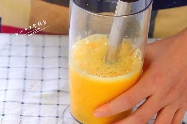 果泥冬瓜,橙子切丁,不加水打成橙子泥。
🌻小贴士:后来又换成芒果做了一次,小柚子更加喜欢。