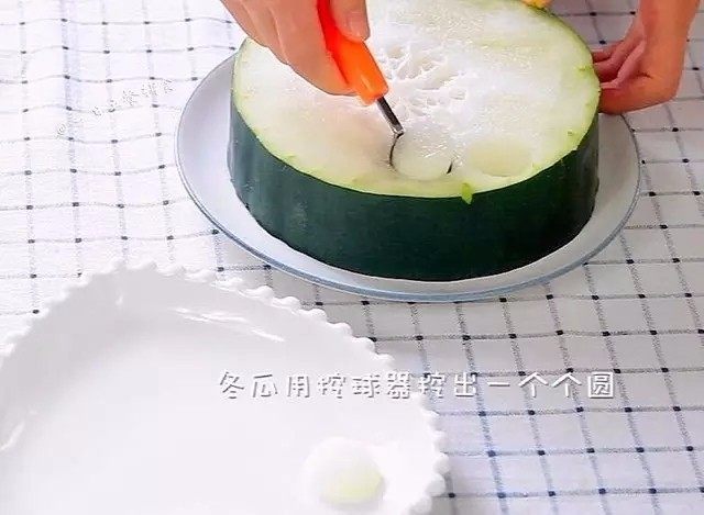 果泥冬瓜,冬瓜用挖球器挖出一个个圆。