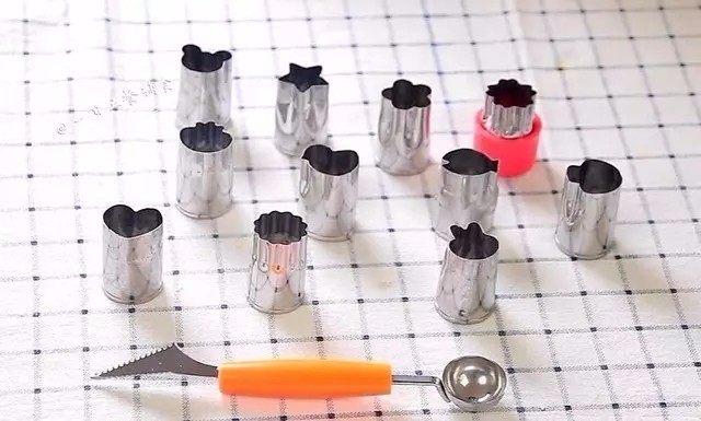 果泥冬瓜,用刀的工具上场:挖球器,和一些造型工具。没有的用家里圆形的盖子一样可以造型。