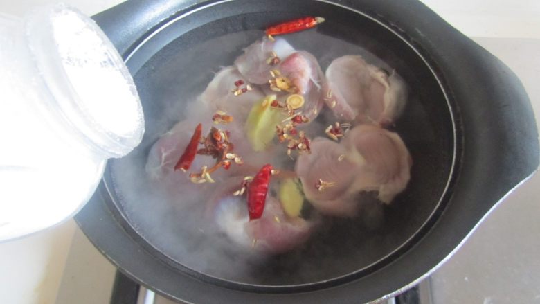 盐水拌鸭胗,倒入准备好的大料和适量的盐(盐比平常炒菜量大些);