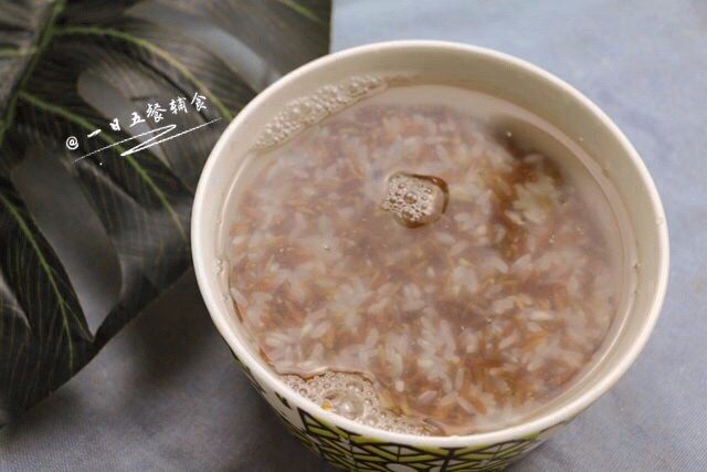 鹰嘴豆杂粮米糊,将米洗净后,有时间最好泡半小时-1小时。
🌻小贴士:一般煮粥,有时间的话,我都会提前泡一下,能缩短煮粥的时间,还能很粘稠。