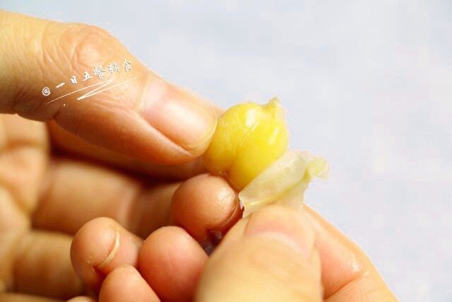 鹰嘴豆杂粮米糊,鹰嘴豆煮好后,1岁以下,建议把皮剥掉,更有利于宝宝消化哦。
