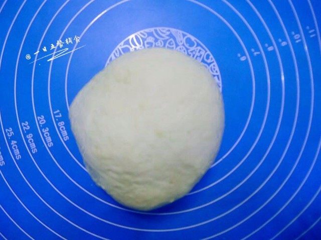 猪肉大葱包子,将面粉和酵母水拌匀和成面团,转移到面垫或案板上揉至面团表面光滑。放入大碗中,盖上保鲜膜,置于温暖处发酵至2倍大,大约1-2个小时。