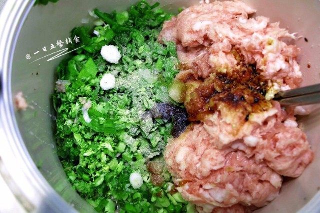 猪肉大葱包子,在等待发面的时候来准备肉馅,将除清水外的所有调料加入猪绞肉中,搅拌至发粘。