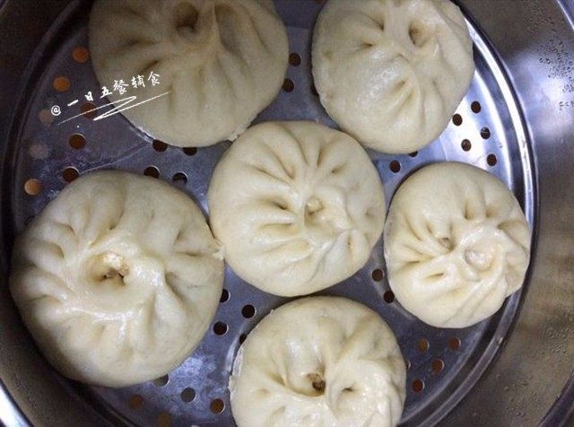 猪肉大葱包子,待包子个头明显变大后,开大火加热,水开后再蒸15分钟。关火后等待5分钟再开盖即可。蒸好的包子不要马上揭盖,热包子骤遇冷空气后容易塌陷。