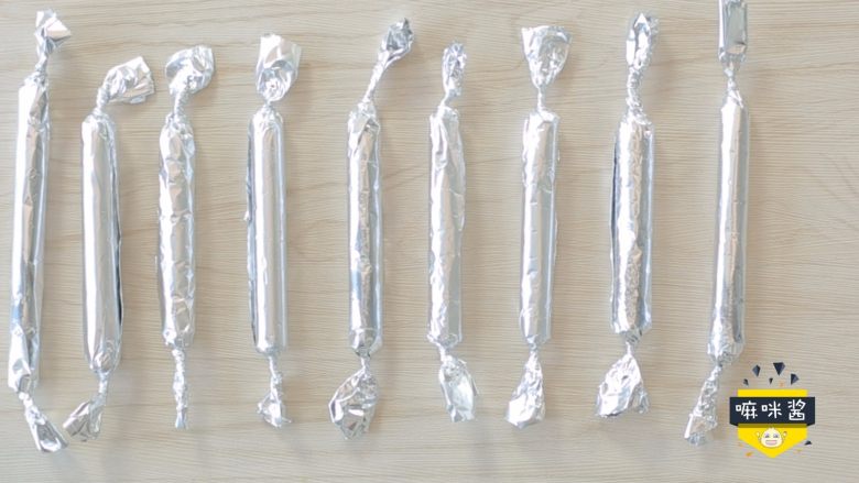 补铁又补钙的辅食,你给宝宝做了么?,将卷好后的锡箔纸两端拧成麻花