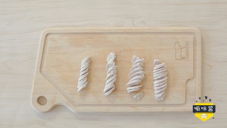 补铁又补钙的辅食,你给宝宝做了么?,蒸好后取宝宝食用的分量将火腿肠切成薄片,多余的存入冰箱
Ps:蒸好后肉肠比较烫,妈妈们最好放置冷却后再撕开锡箔纸