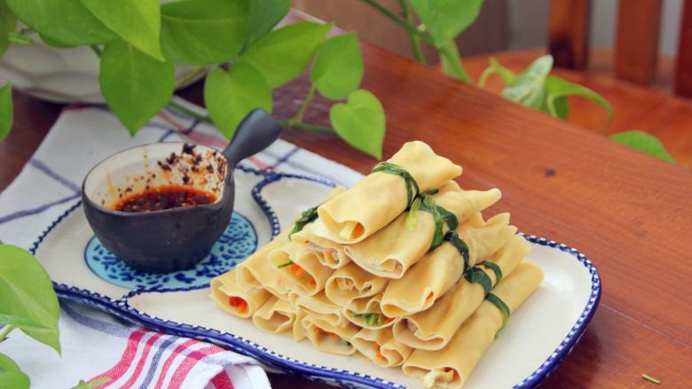 豆腐卷,用辣椒油、生抽、醋,调成蘸料。