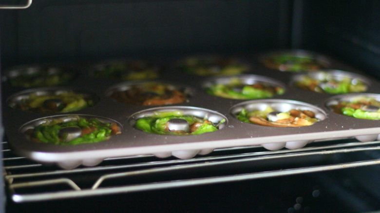 迷彩甜甜圈,13、 烤箱上下火170度预热,将模具放入到预热好的烤箱中层。
