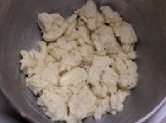 火腿花环面包 ,将冷藏老面面团取200g撕成小块