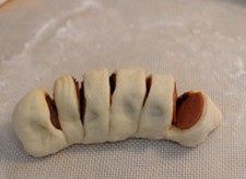 火腿花环面包 ,均匀地切成6块,然后像扇子一样掰开