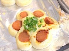 火腿花环面包 ,然后再涂一层蛋液撒上一层葱花就可以入烤箱180摄氏度,烘烤18-20分钟即可。