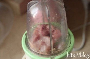 香菇贡丸,取少许瘦肉丁,放入料理机内,搅打5秒钟取出